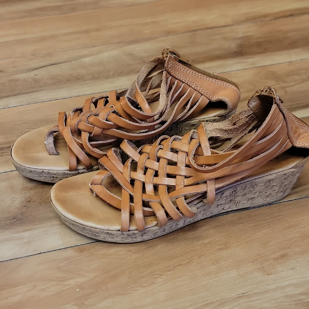 B&B Greek Leather Size 39 Tan Wedge Sandals With Zipper Back Closure